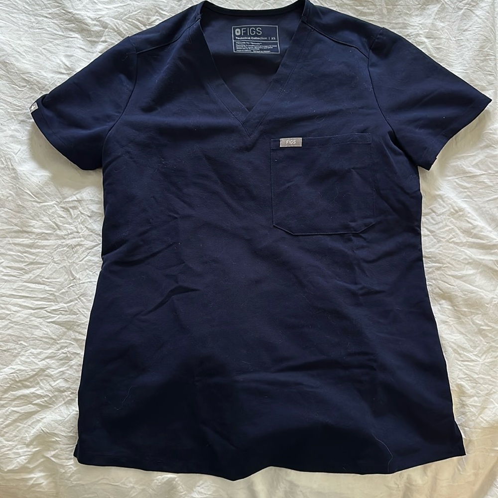 Figs Katarina Once Pocket Scrub Top. COLOR: NAVY. Size XS.